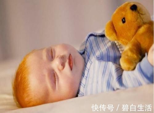 安全感|宝宝对妈妈的爱有多深?从睡觉的小动作能看出来,你家娃有几个?