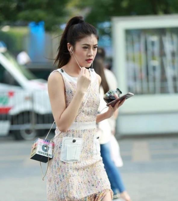 街拍:简约又大方的打扮,真是让人过目不忘的穿搭