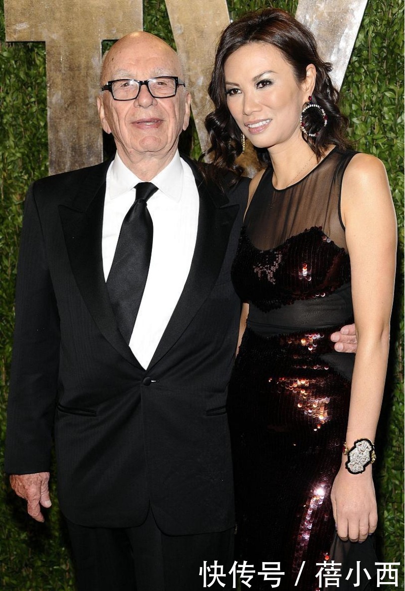 卷发|邓文迪换了个卷发洋气太多,穿亮片连衣裙真美,好身材大婶辈少见