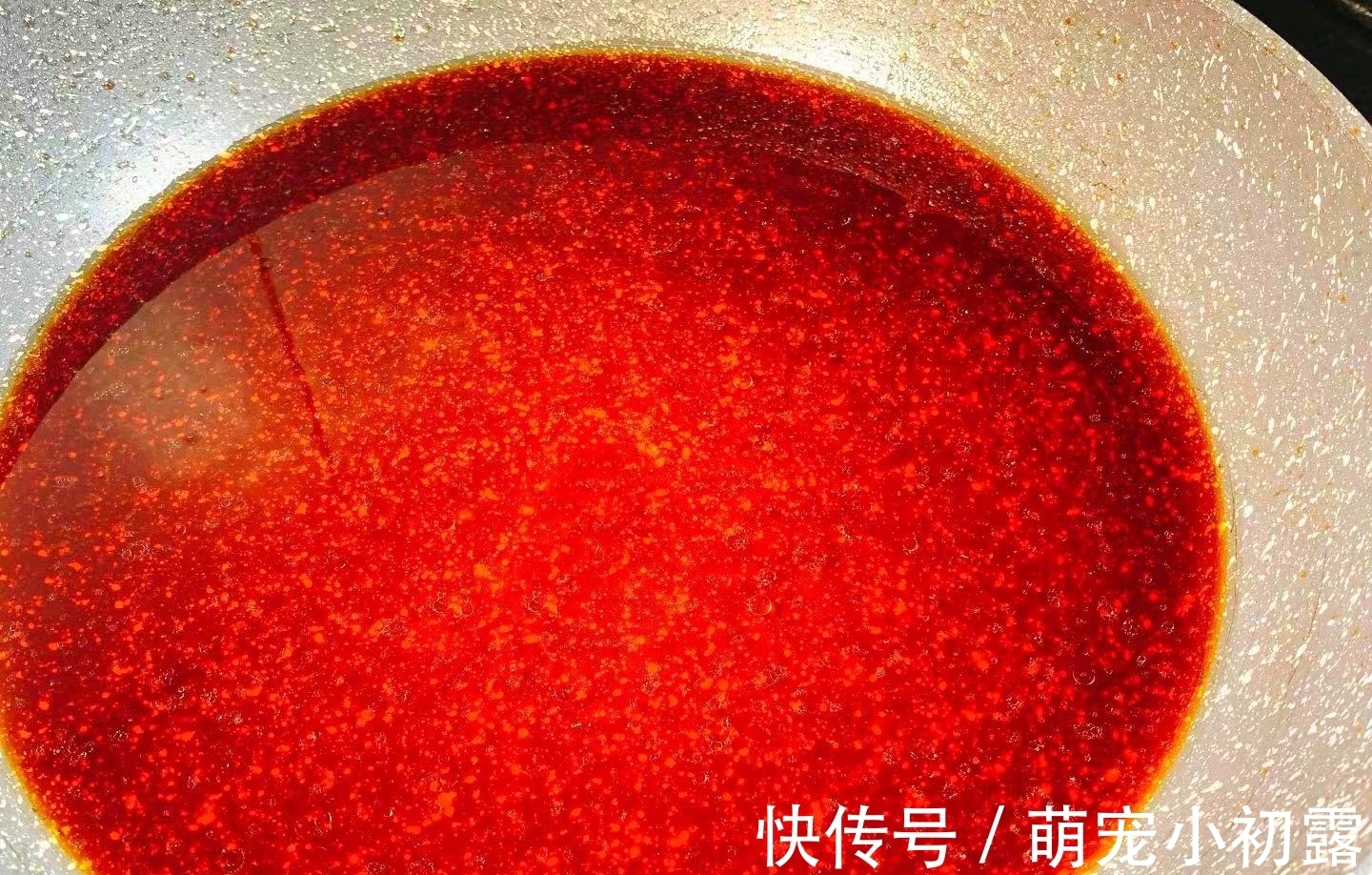 炒糖色时，冰糖直接炒是大忌！大厨：牢记3点，糖色不发苦更红亮