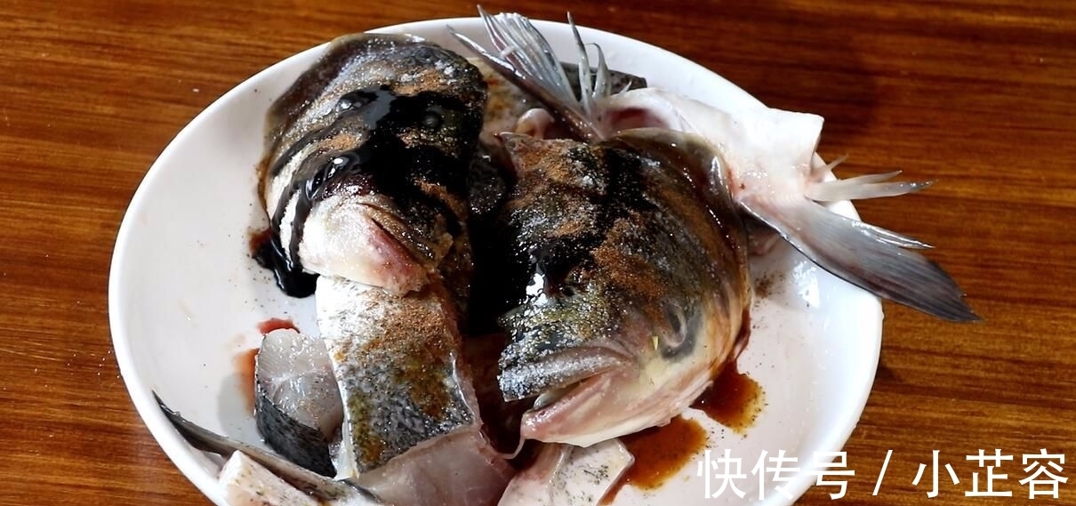 做法|教你做砂锅焗鱼头，全过程不加水，鱼肉鲜嫩入味，做法简单易学