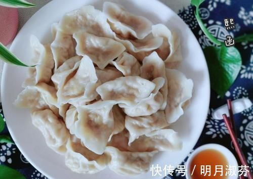 萝卜馅饺子|萝卜馅饺子，是焯水还是直接包，只要这步做对了，鲜嫩多汁又好吃