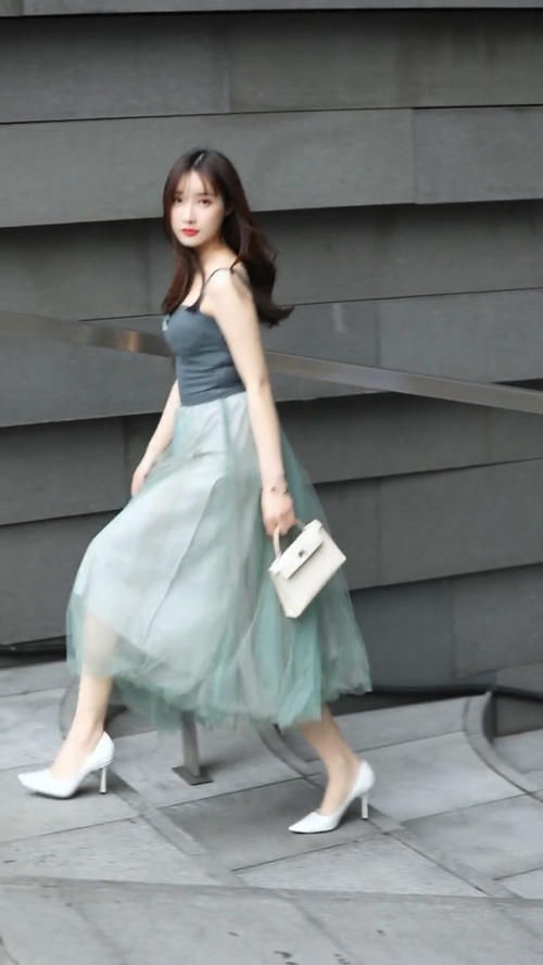 姑娘|街拍绿色吊带裙搭配白色高跟鞋,穿出绝佳好身材,这气质绝了