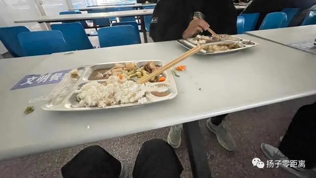 食堂|盐城一学校食堂被曝不卫生，学生竟吃到了“蜘蛛”