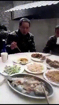 |搞笑GIF：用一句话夸一下你们嫂子，不许说出那两个字