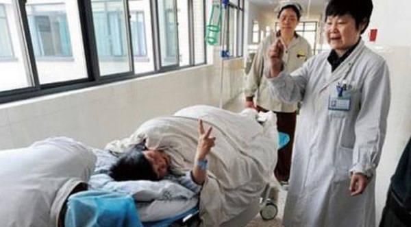 孩子|60岁奶奶不听劝阻,瞒着女儿生二胎,孩子生下来,女儿却沉默了