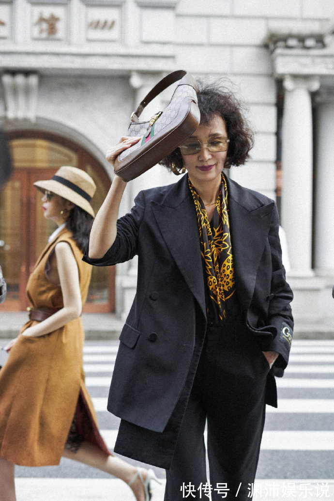 衬衫 母女穿搭又来啦!黑色套西装搭配经典迷人,母女秒变姐妹花