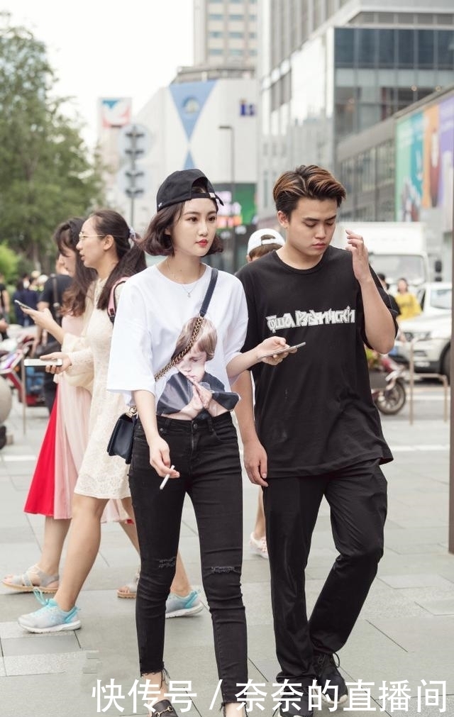 小姐姐迷彩短款搭配白色灯笼裤，整体穿搭化繁为简，与众不同