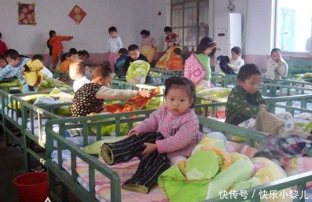 孩子不去幼儿园老说“一个人”，妈妈“蹲点”偷看，3天后怒了