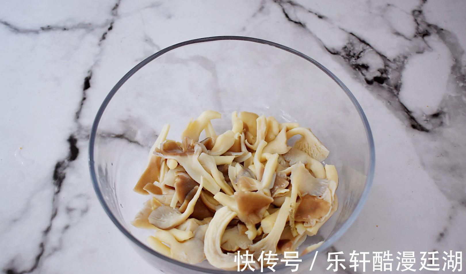 好吃的干炸鲜蘑，五块钱一盘的美食，外酥里嫩