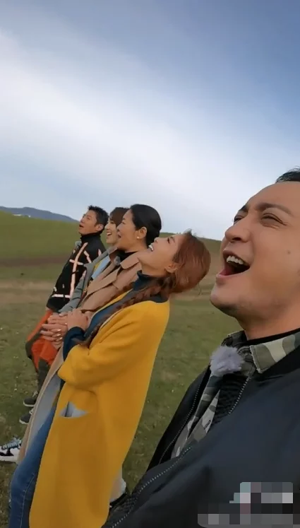 央视主持人草原齐聚,撒贝宁尼格买提引吭高歌,朱迅全程搀扶倪萍 央视主持人草原齐聚,撒贝宁尼格买提引吭高歌,朱迅全程搀扶倪萍