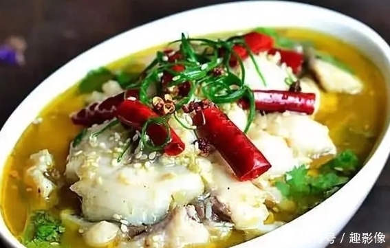 几盘下饭菜、一锅米饭,家人围桌而坐,吃得津津有味,超满足!