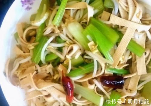 爱美女性担心老太快，要坚持吃3种食物，补充营养、增强体质！