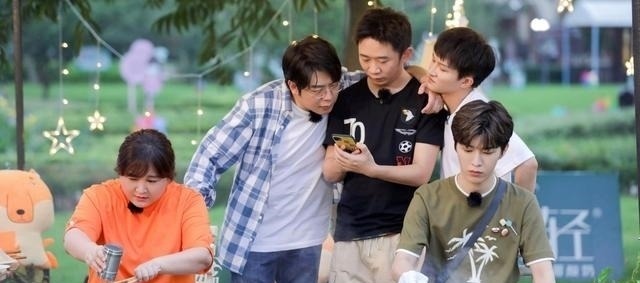 从生怕和他扯上关系到生怕和他扯不上关系，唯利是图得明明白白