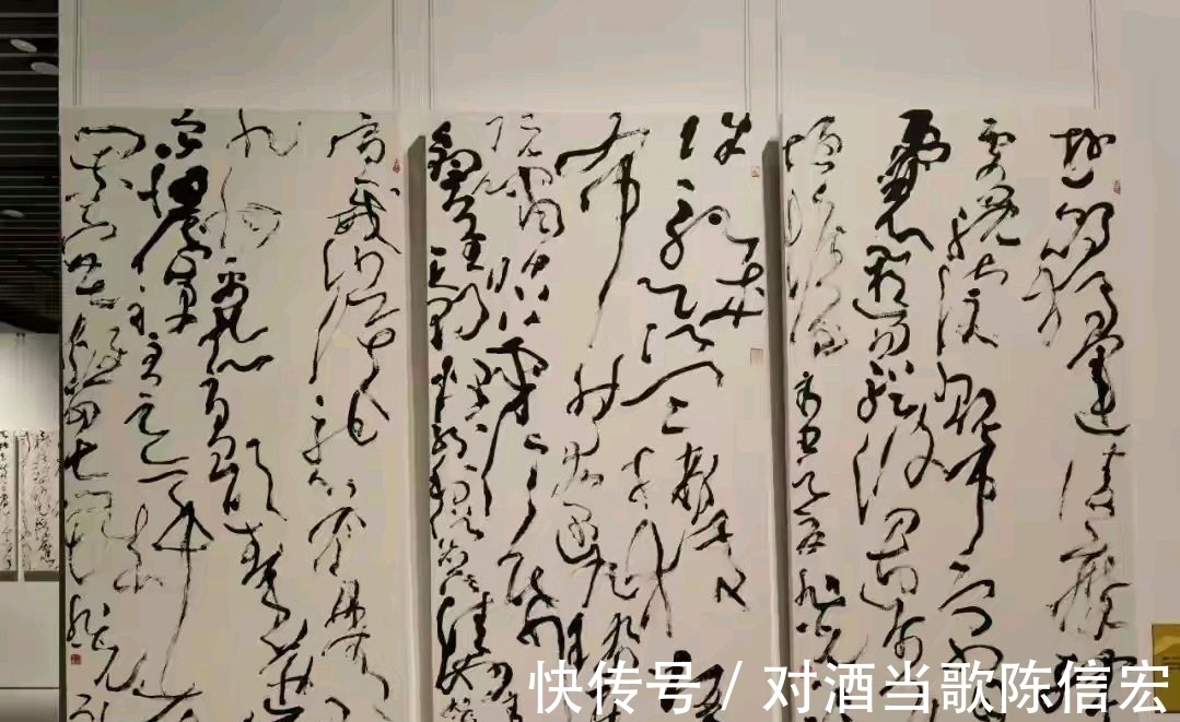 张芝@他们四位能代表当代狂草的最高水平吗?网友评价:像小孩涂鸦!