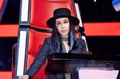 好声音导演请了他三次才答应参加,却遭那英淘汰,如今比冠军还火