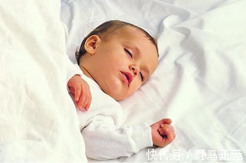 四个月|四个月大的宝宝,睡觉总是摇头是怎么回事?