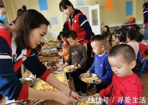 幼儿园|交着天价伙食费,孩子却吃着贫民餐,宝妈怒了:钱都花哪去了?