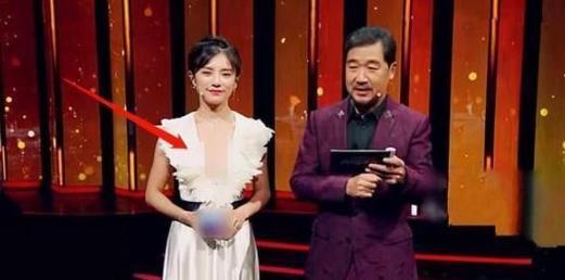 知名女主持现场失误,漏穿一件衣服,一旁的张国立反应尴尬