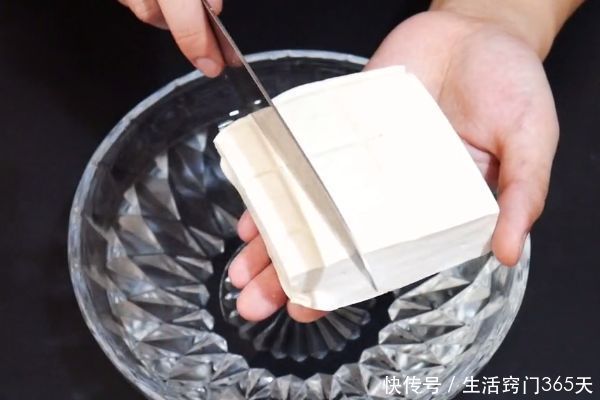 水浸泡豆腐|豆腐放一天就变酸？只需要准备“一碗水”，放10天依旧新鲜嫩滑
