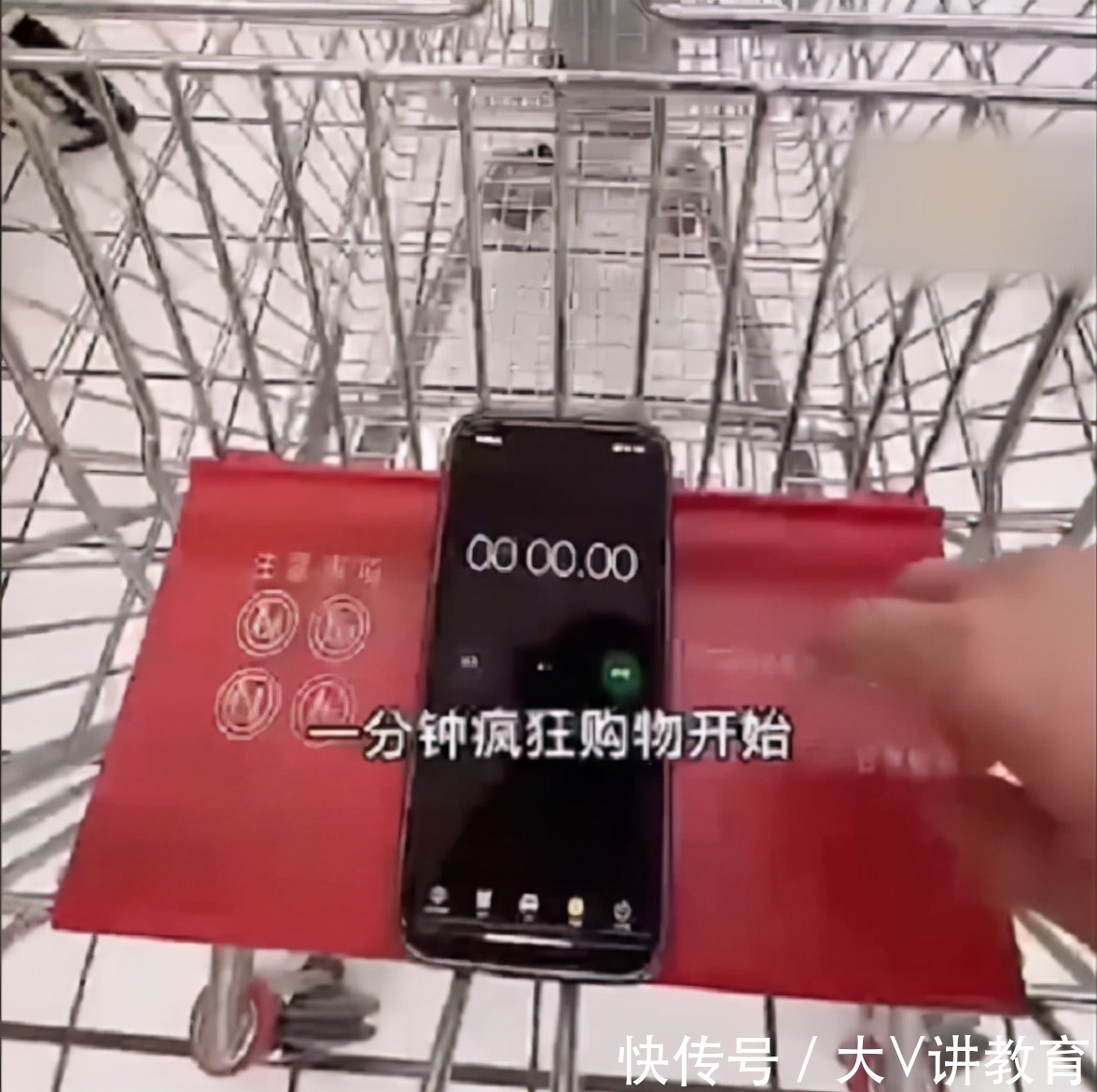 人心情|女儿期末考得好,老爸奖励一分钟疯狂购物,不料结账时心情复杂