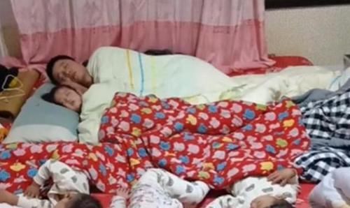 照片|一家五口睡觉的照片火了，网友调侃：儿子只是意外，女儿才是真爱