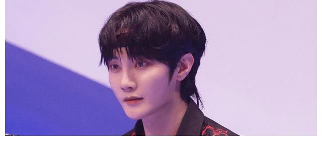 《追光吧》初舞台全曝光,刘也唱跳很稳,尚九熙唱二手玫瑰的作品