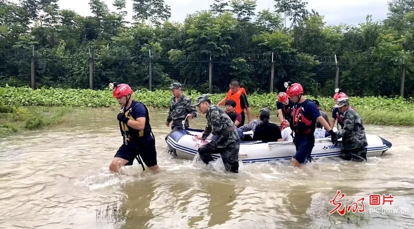 赶赴|35名村民被洪水困住 消防官兵涉险救援