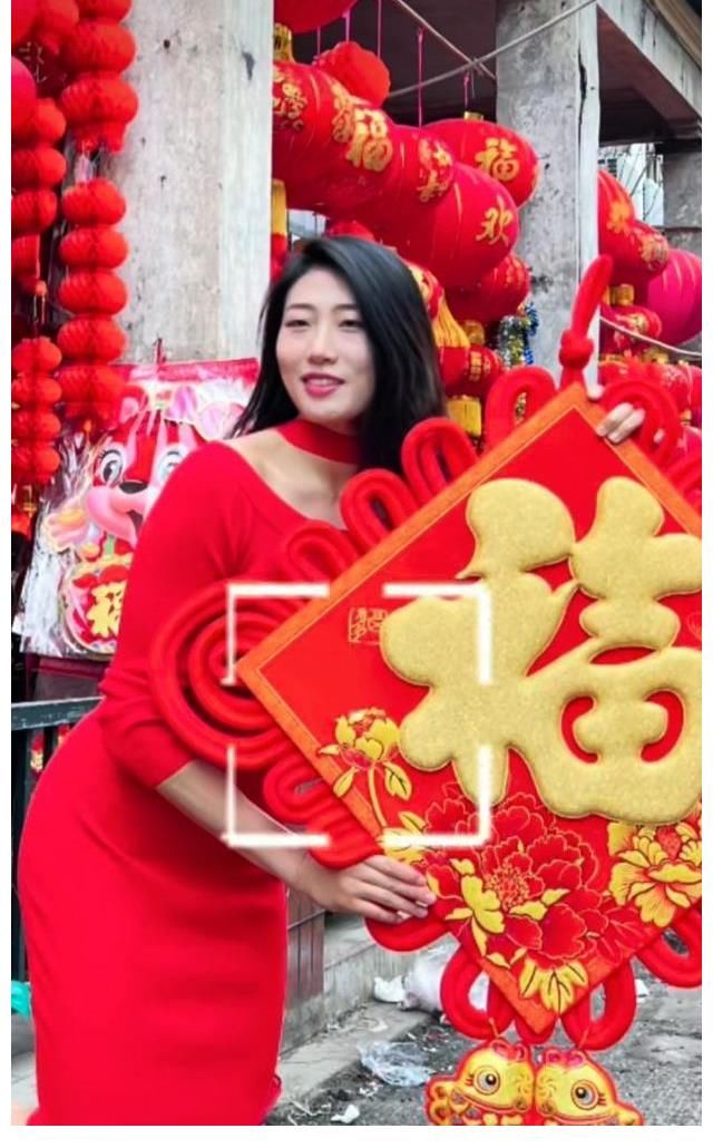 袁心玥|刘晏含现身送福字，红色裙装很喜庆，球迷绝对是这条街最靓的仔