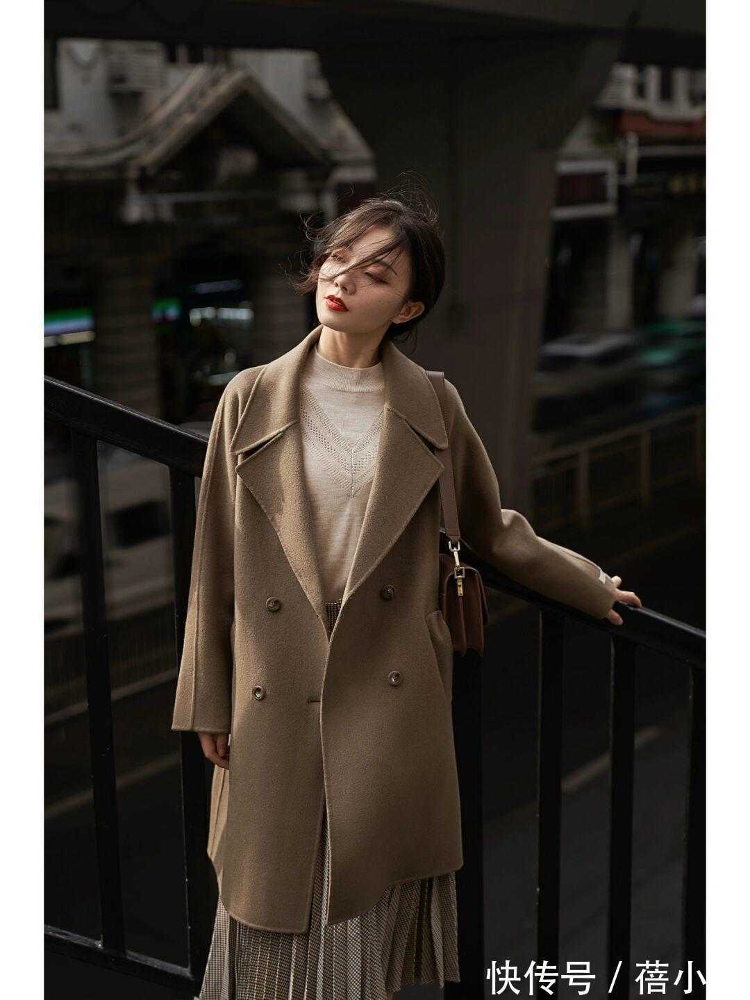 搭配|秋冬大衣建议少穿黑白灰,试试这2种“高级色”,时髦又显气质