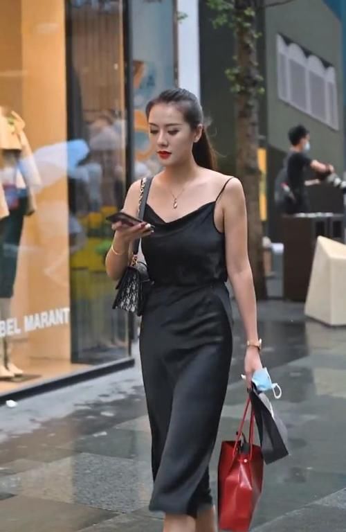 吊带 别致的真丝短裙，小吊带看起来，就像是挂上去的！！