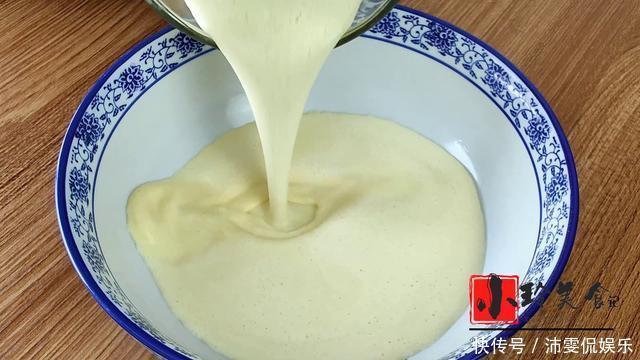  做成|小米加上一袋牛奶，做成小米糕，养胃易消化，暄软香甜，真好吃