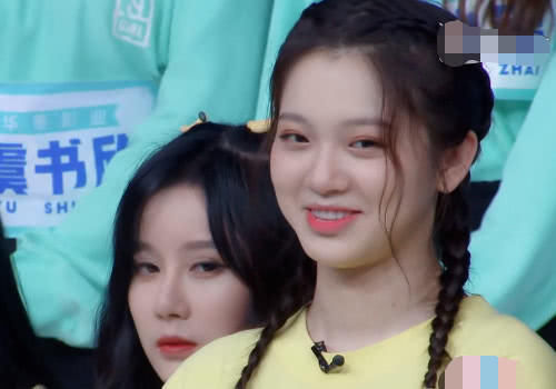 青你2喻言在衣服上面别小熊,不是为抢镜,是为了淘汰的周梓倩