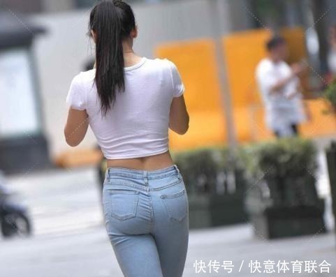 迷人 牛仔裤搭短T,简单经典的搭配,尽显迷人身材,女神范十足