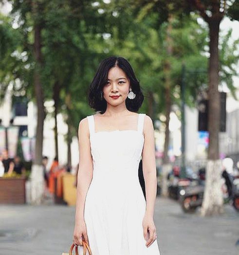 小姐姐|美女简单穿搭白色连衣裙，手拿浅色挎包，仙气十足