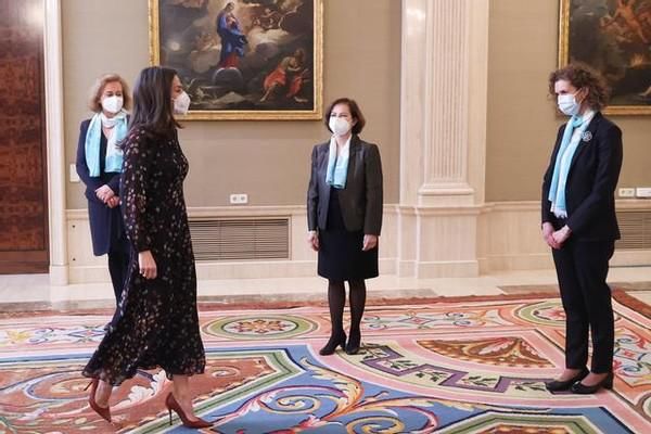 西班牙王后真时髦！碎花裙搭高跟鞋不落俗套，气场比同框男士还强