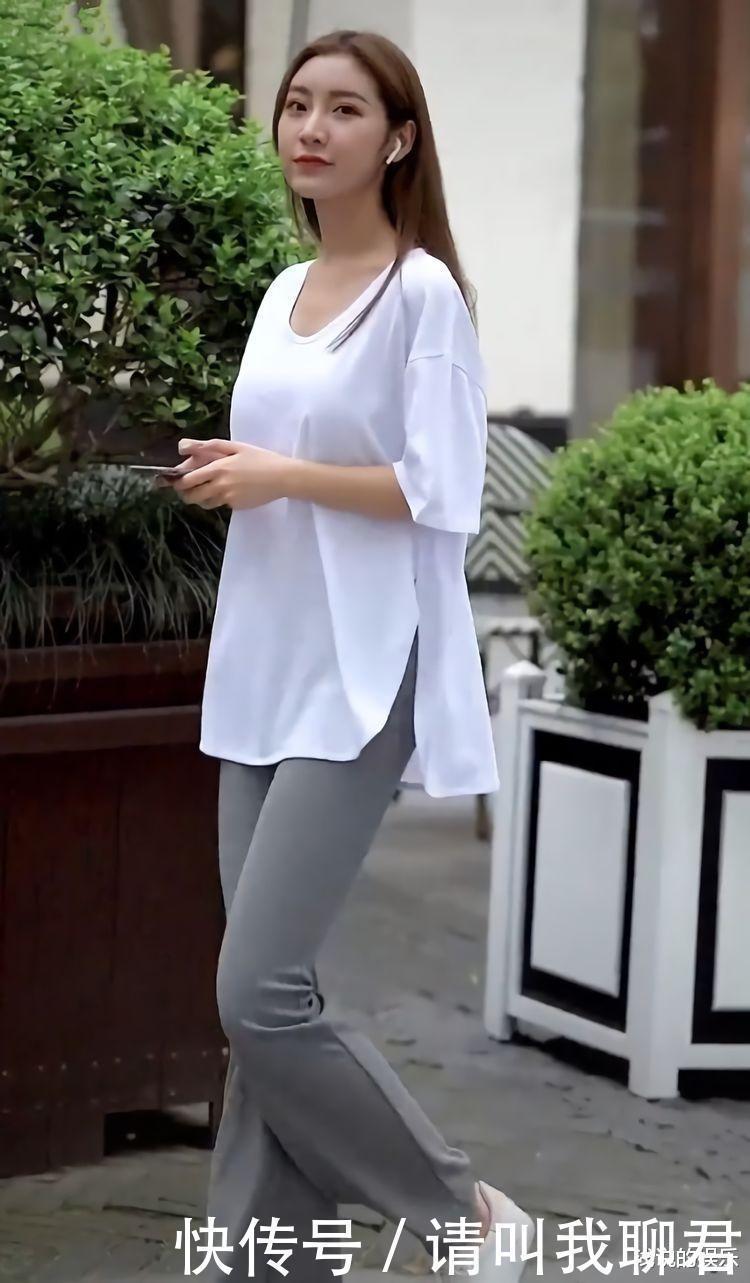 白色宽松长T恤搭配喇叭裤,时尚大气,清新感十足