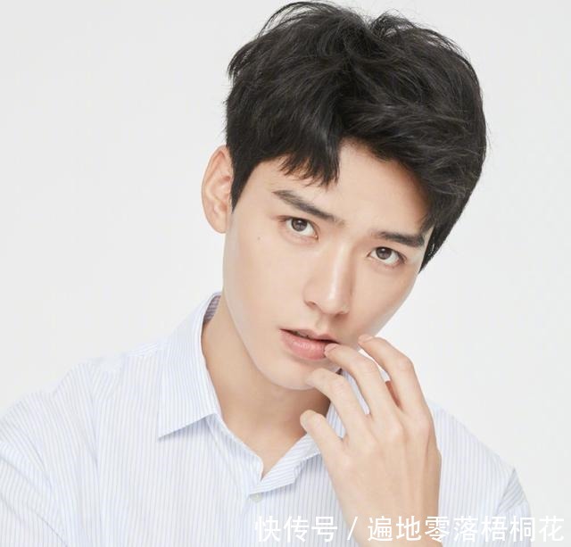 男士们|天热发型不要只会“剃光”，男士留这些时尚造型，看着就很帅气！