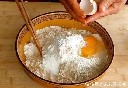 简单|想吃油条还去买教你在家自制油条,简单方便又卫生,2元钱做1锅