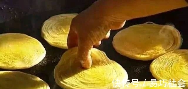 开水烫面还是抹油?大厨教你一招,烙饼香软还出层