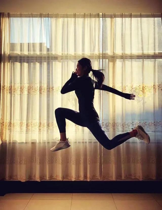 走红|37岁女体育老师走红，马甲线清晰可见，完美身材让人羡慕