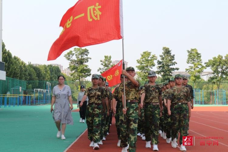 大众日报淄博融媒体中心|桓台县城南学校：军训汇演 彰显城南风采