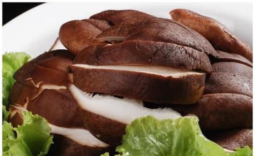 香菇和此物一起炒,每天一盘,杀菌消炎,呵护子宫,皮肤越发细腻