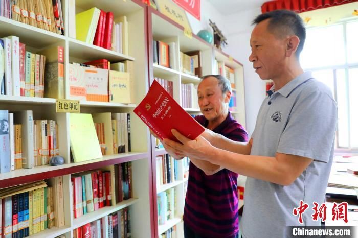 玛瑙书屋|湖北一七旬老人自建书屋 成当地“精神家园”