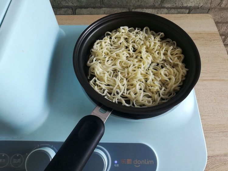 方便面还能煎着吃?带你解锁泡面的新吃法,好吃停不下来