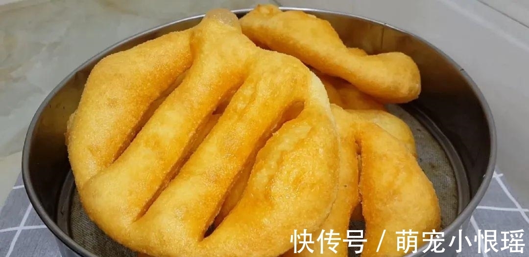面粉别蒸馒头了,加2个鸡蛋,外皮焦脆不油腻,学会都能摆摊了