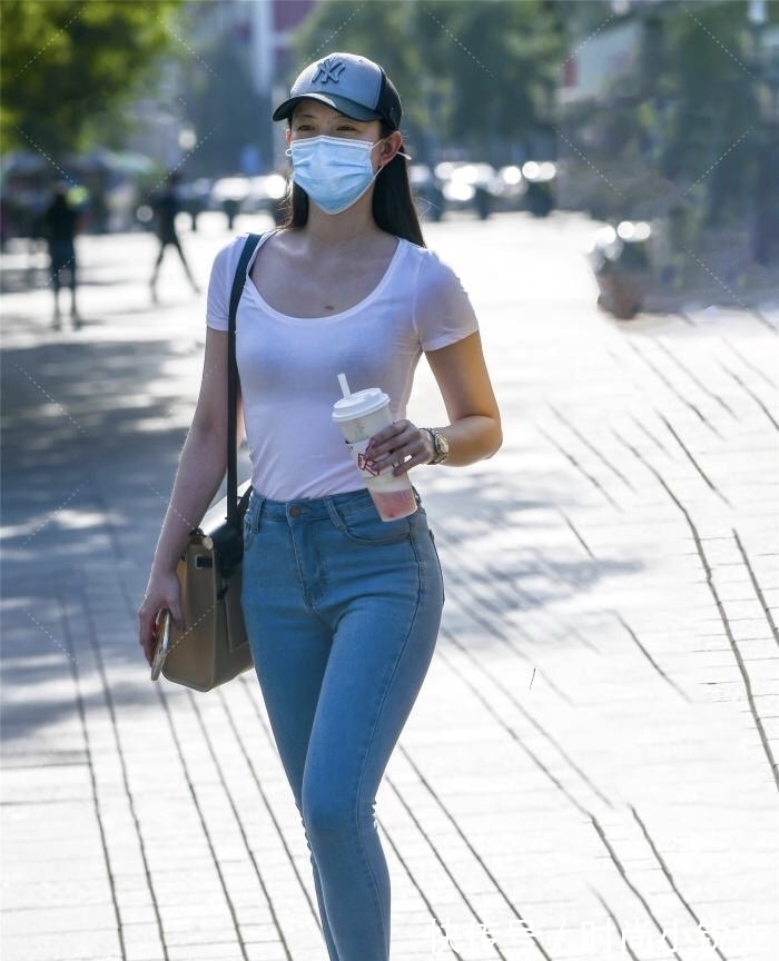 休闲风 简单不是普通，白色上衣搭配牛仔裤，简约休闲风突显“洒脱”的气质