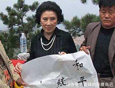 健在|她是张灵甫的妻子,如今健在,晚年两上孟良崮,公开写了四个字