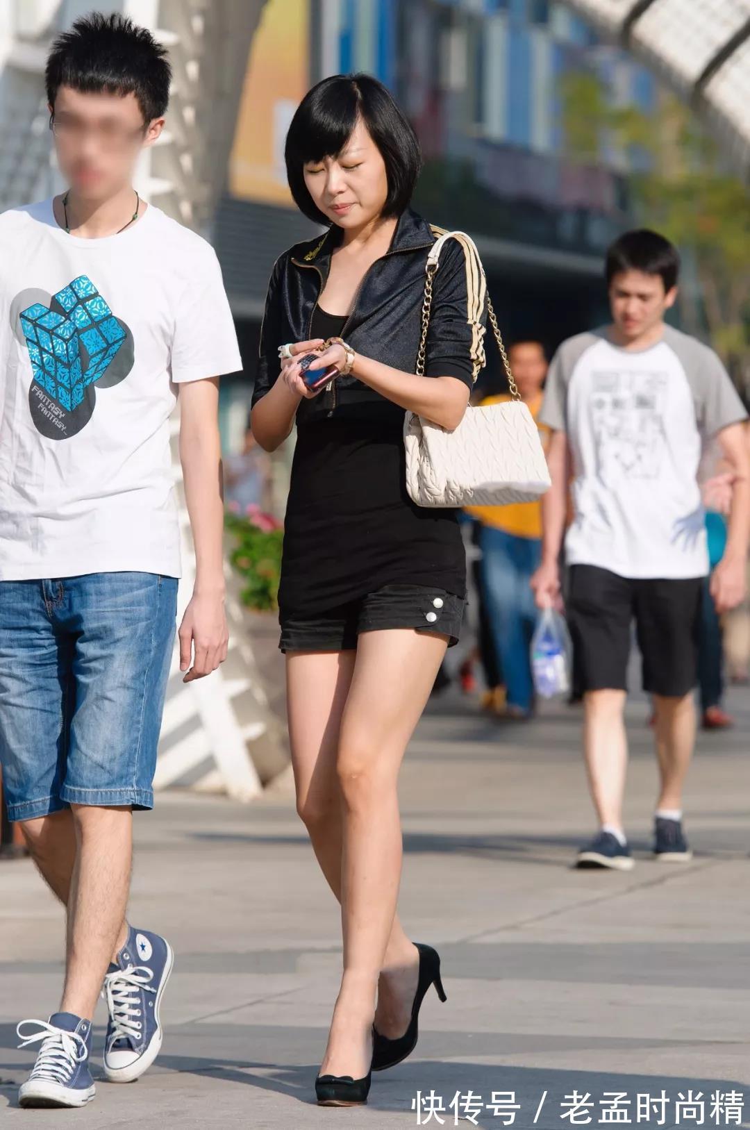 美女 街拍:明朗清爽身材高挑跟男友逛街的短发性感美女