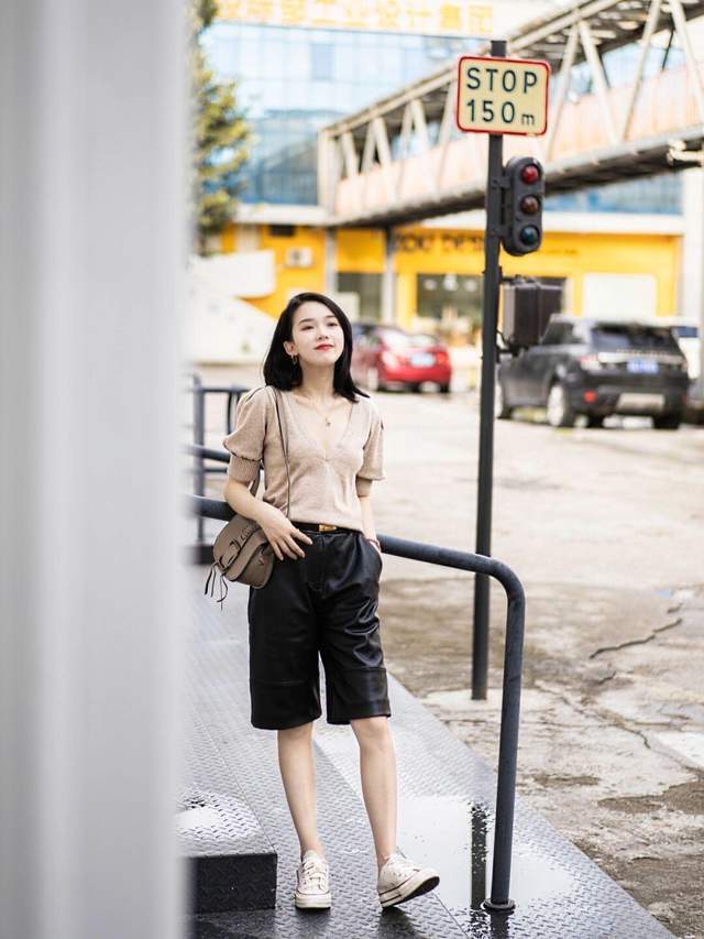 调节扣|秋冬,怎么穿性感女人味?风衣配白色衬衫和白色短裤,秀出大长腿